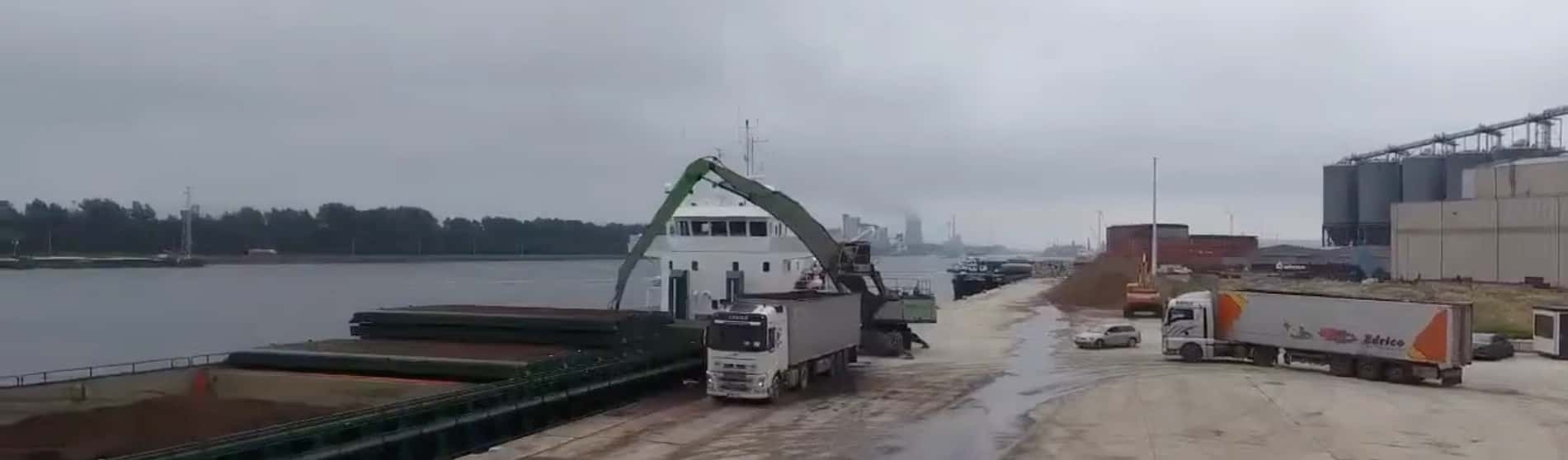 Industriële installatie in een groen landschap